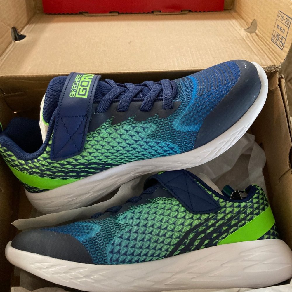 Skechers Boys Size 4 - NWT